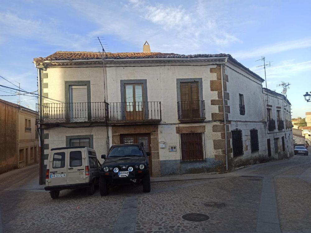 CASA EN PLENO CENTRO DE FUENTEGUINALDO (SALAMANCA)