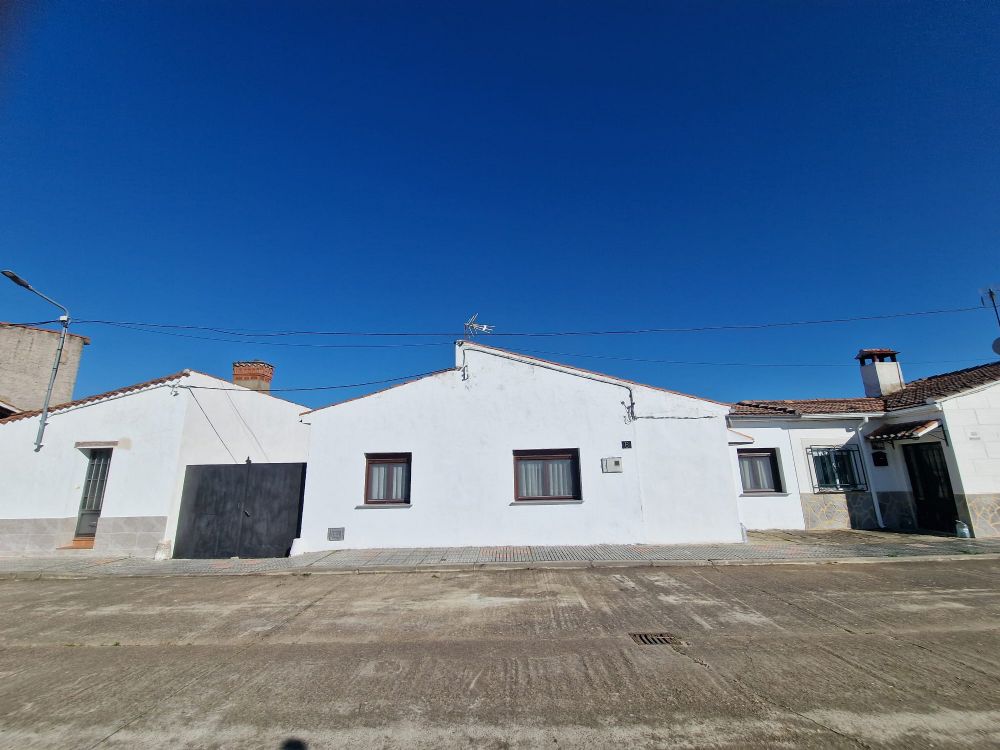 CASA EN IVANREY, REFORMADA CON GRAN PATIO Y CONSTRUCCIONES