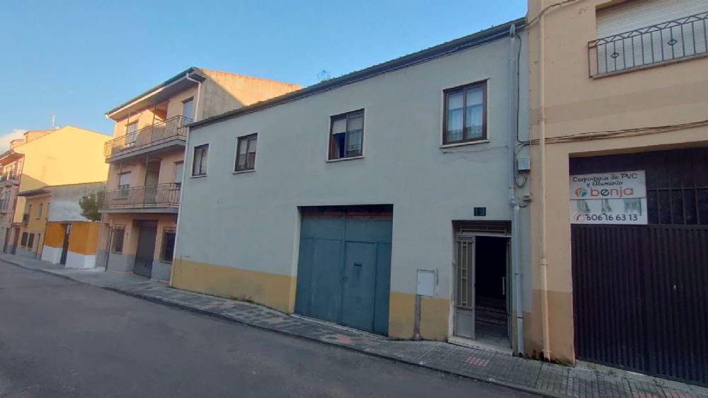 CASA DE DOS PLANTAS CON PATIO EN CIUDAD RODRIGO