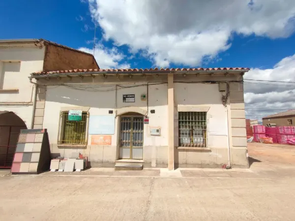 Edificio Destinado a Oficina con Parcela en Ciudad Rodrigo - foto 1