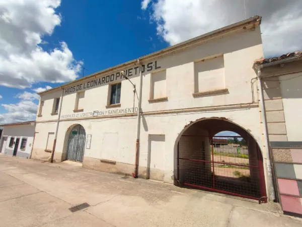 Edificio Destinado a Almacén con Parcela en Ciudad Rodrigo - foto 1