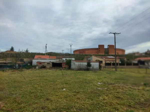 Parcela con Casa, Nave y Corrales en Ciudad - foto 2