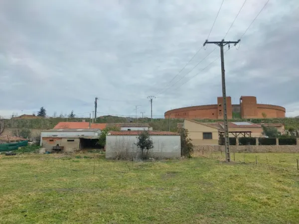 Parcela con Casa, Nave y Corrales en Ciudad - foto 8