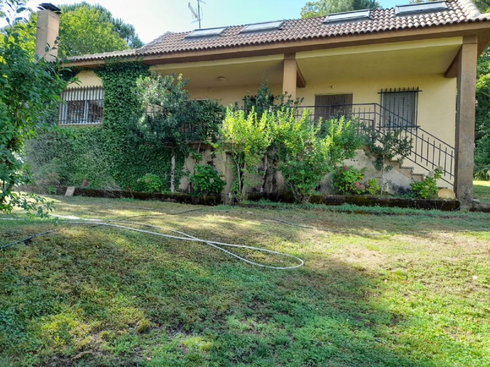 FINCA RÚSTICA MAS PARCELA URBANA CON CHALET EN NAVASFRIAS - foto 1